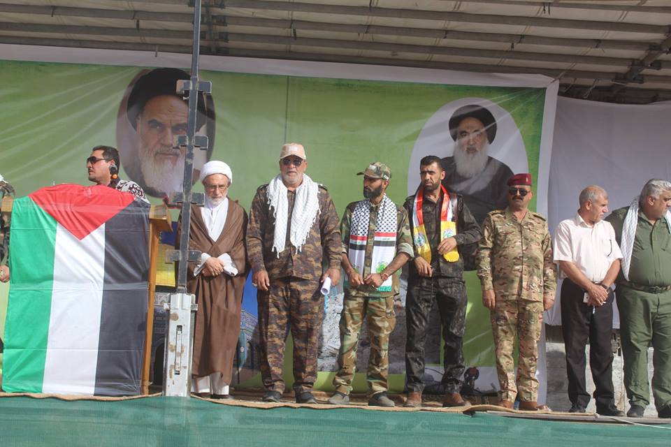 مقاتلون شيعة خلال مسيرة بمناسبة 